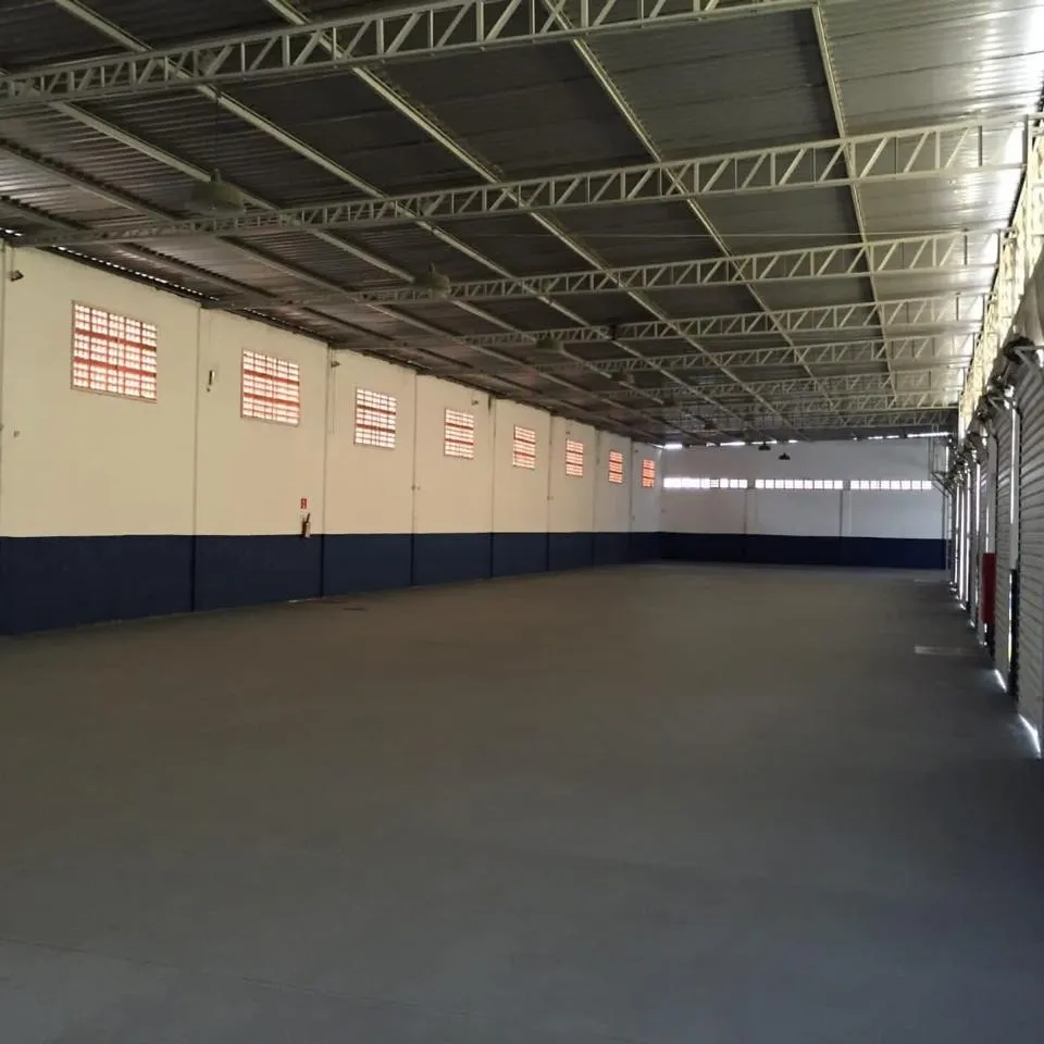 Galpão com 1180m² e 8 docas