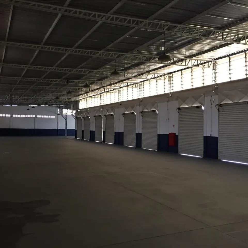 Galpão com 1180m² e 8 docas