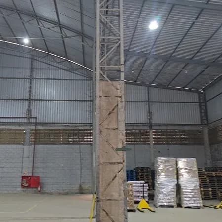 Galpão com 1700m², 2 docas
