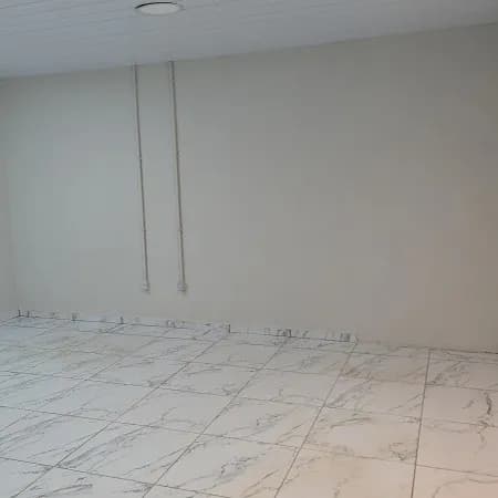 Galpão com 1700m², 2 docas