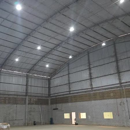 Galpão com 1700m², 2 docas