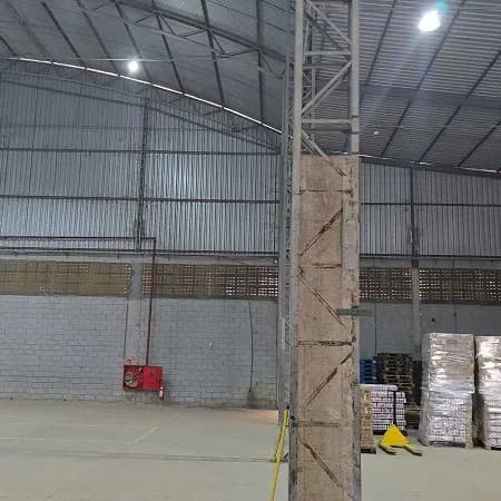 Galpão com 1700m², 2 docas