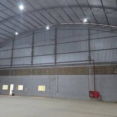 Galpão com 1700m², 2 docas